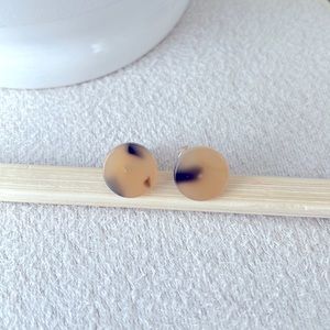 Tortoise shell circle stud earrings